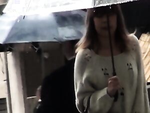 Egy japán lányt elkaptak a kamera előtt, és meglepte a barátja, aki meglepetésszerű anális szexet kap.