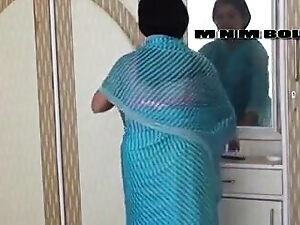 En moden Desi-tante med imponerende bryster nyder et tæt møde med en douche under et varmt bad.