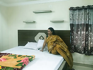 Eine indische Hausfrau gibt sich einem durchgesickerten Sexvideo mit ihrem bangladeschischen Liebhaber hin.