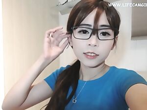 Japon genç kız, genç vücudunu ve zevkini akılda kalıcı bir çevrimiçi videoda fırçayla ortaya çıkarıyor.