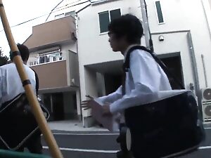 Japansk pige giver klassekammerat et blowjob og modtager en creampie på skoletur.