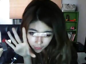 Eine verführerische koreanische Teenagerin genießt eine Tarry-Sex-Session und benutzt geschickt ihre Hände und ihren Mund vor der Webcam.