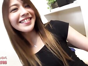 ران، یک زیبایی آسیایی اغوا کننده، در این ویدیوی وسوسه انگیز همه چیز را آشکار می کند.