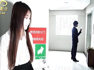 شوي جيان تكشف عن ثلاثية ساخنة مع زوجته وعميلها الجذاب في هذا الفيديو الآسيوي غير المحجوب.