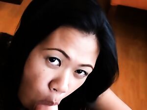 Une philippine poursuivie par des mecs, dévoile des sous-vêtements sexy en webcam
