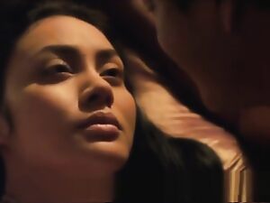 Filem Thai yang panas menampilkan adegan sensual dengan kecantikan Asia yang menakjubkan, mempamerkan kemahirannya dalam rayuan dan kesenangan
