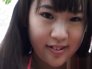 En kinesisk MILF stripper og bliver fræk i en hot voksenvideo.