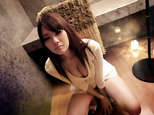 Чувствена азиатска красавица споделя интимните си моменти в горещо видео за ваше удоволствие.