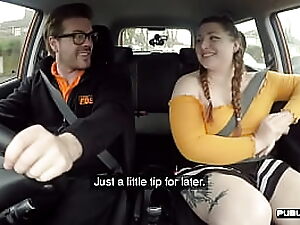 Pulchni wykładowcy z Brit eksplorują swoje pragnienia w samochodzie i zaspokajają je perwersyjnie.