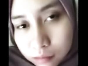 Müslüman Endonezyalı kız ipuçları için web kamerasında soyunuyor