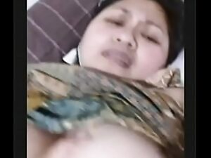 Una ragazza indonesiana formosa si fa birichina su Skype con un ragazzo arrapato.