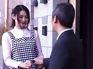 Japonské porno se školačkami, fetišistickou hrou a hardcore akcí.