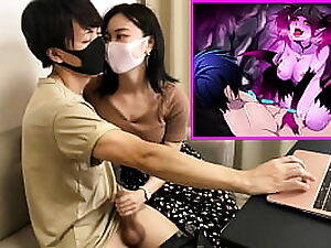 En japansk mor hengiver sig til sin erotiske Manga-spilhobby, men hendes mand er kun interesseret i hendes hud og stramme plads.