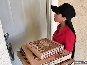 El gerente asiático se vuelve loco con la entrega de pizza