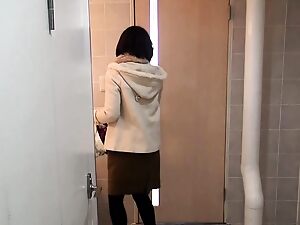 Una donna giapponese stuzzica e fa pipì nel suo secchio.