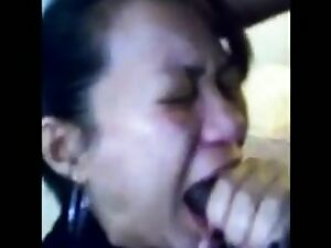 O femeie asiatică face o muie în gât adânc unui bărbat gras.