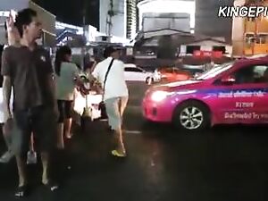 Tiga wanita Thai yang menggoda menggoda dan menanggalkan pakaian mereka, memperlihatkan daya tarik eksotik mereka dan menggoda satu sama lain dalam pertemuan lesbian yang penuh gairah.