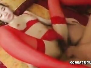 Eine koreanische Frau zieht sich aus und wird in roter Lingerie grob behandelt.
