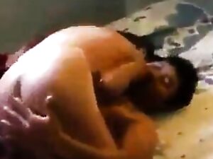 Wanita gemuk Thai cantik dengan silsilah yang sah mempamerkan kemahirannya dalam video yang panas.