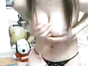 一个亚洲美女在网络摄像头上展示她的秘密,用气球塞进她的胸罩。