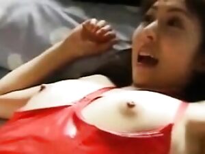 En sulten asiatisk collegepige viser sin fyldige barm og fristende kurver i en varm solooptræden.
