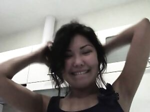 一个漂亮的亚洲女孩在洗手间里面临挑战,导致激烈的手部动作和完全暴露。