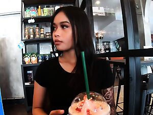 Gorące spotkanie w Starbucks prowadzi do namiętnego spotkania z ciekawą chińską nastolatką.